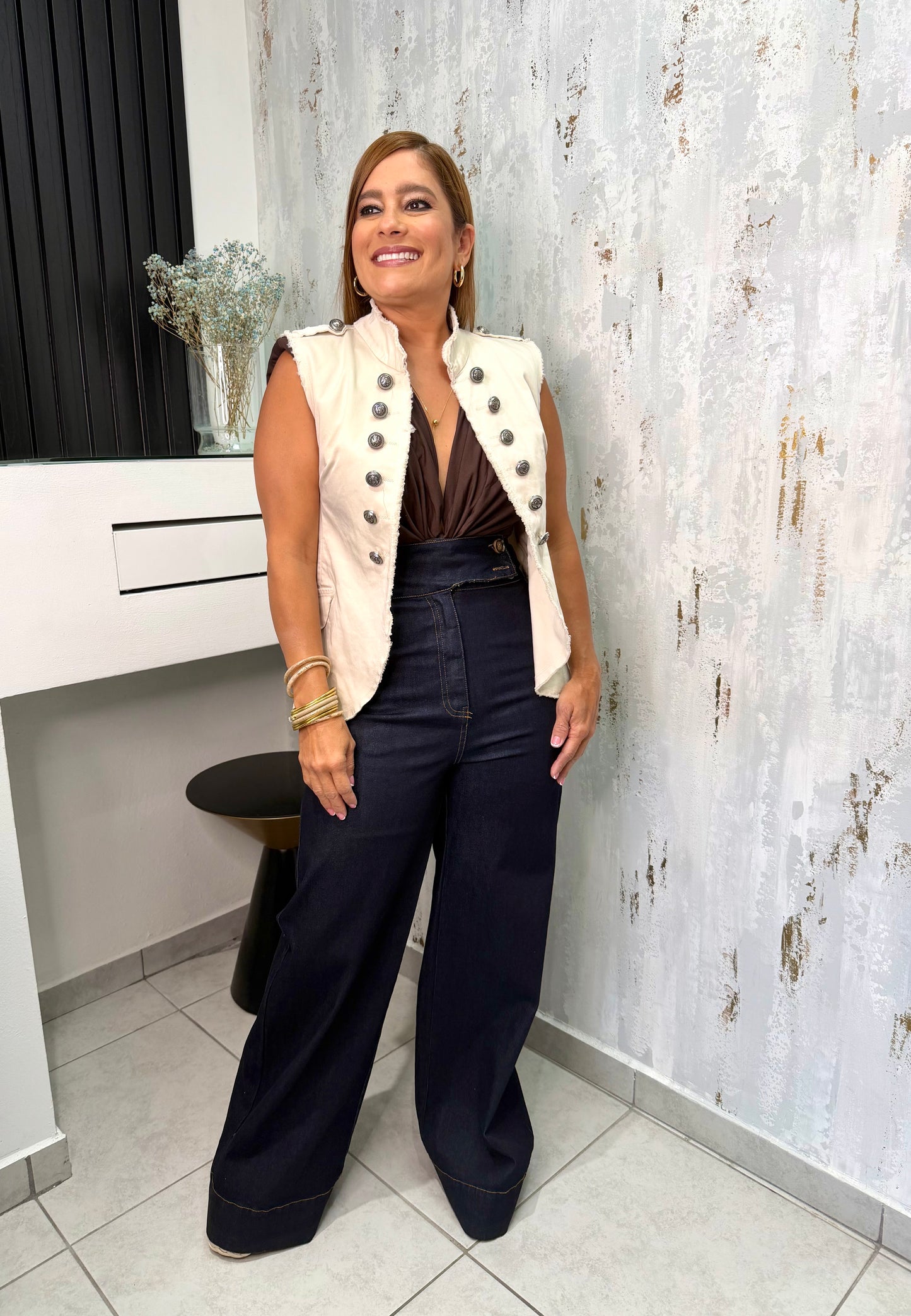 Denim pant high waist featuring front closure, pockets.