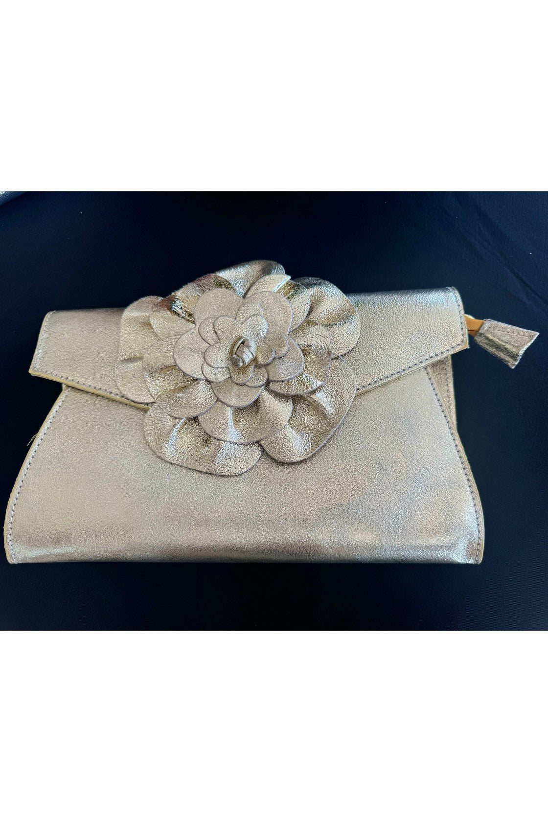 Metallic clutch flower