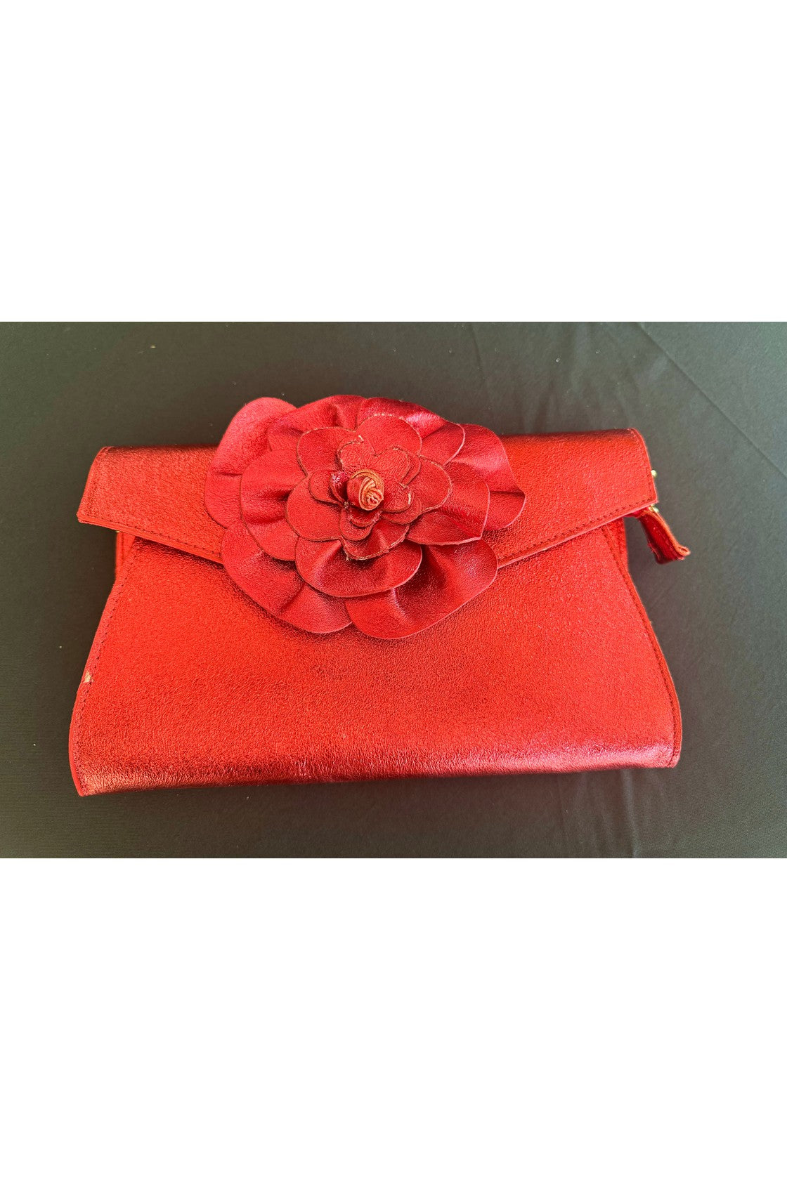 Metallic clutch flower