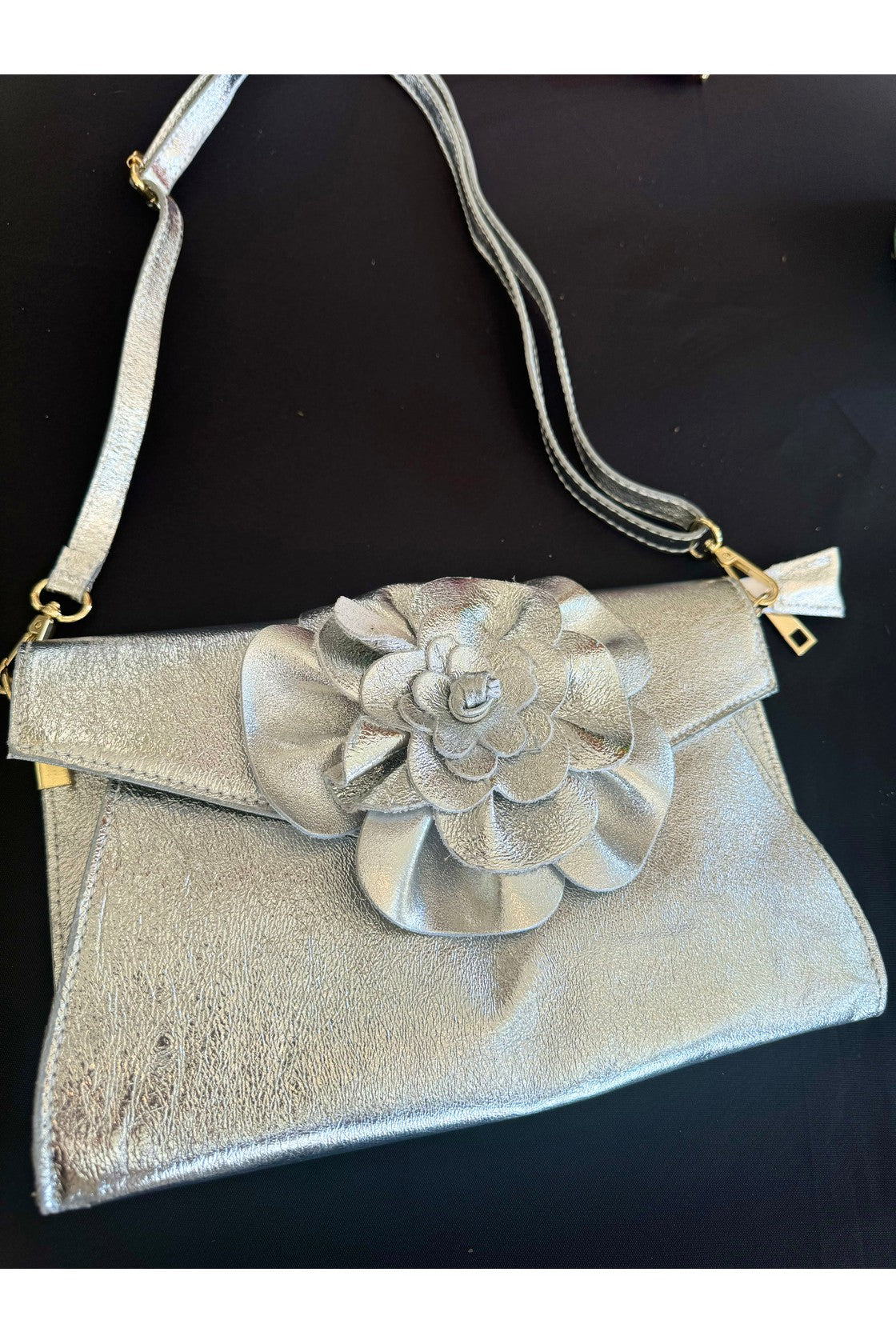 Metallic clutch flower